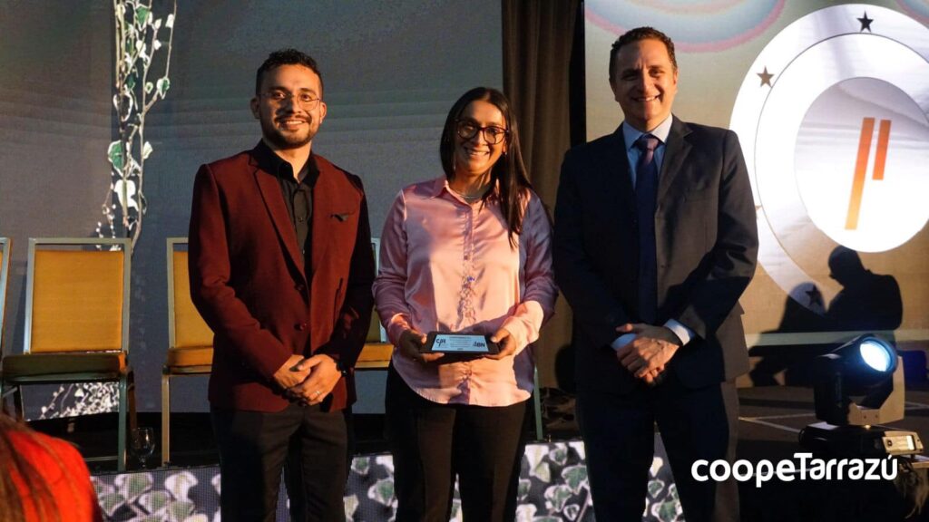 entrega de premio para CoopeTarrazú