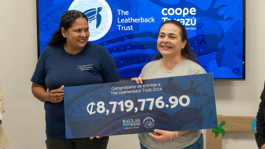 Donación para The Leatherback Trust por parte de CoopeTarrazú